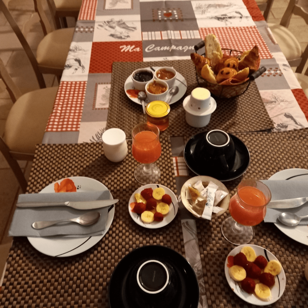 Domaine de Janis table d'hôtes le petit déjeuner