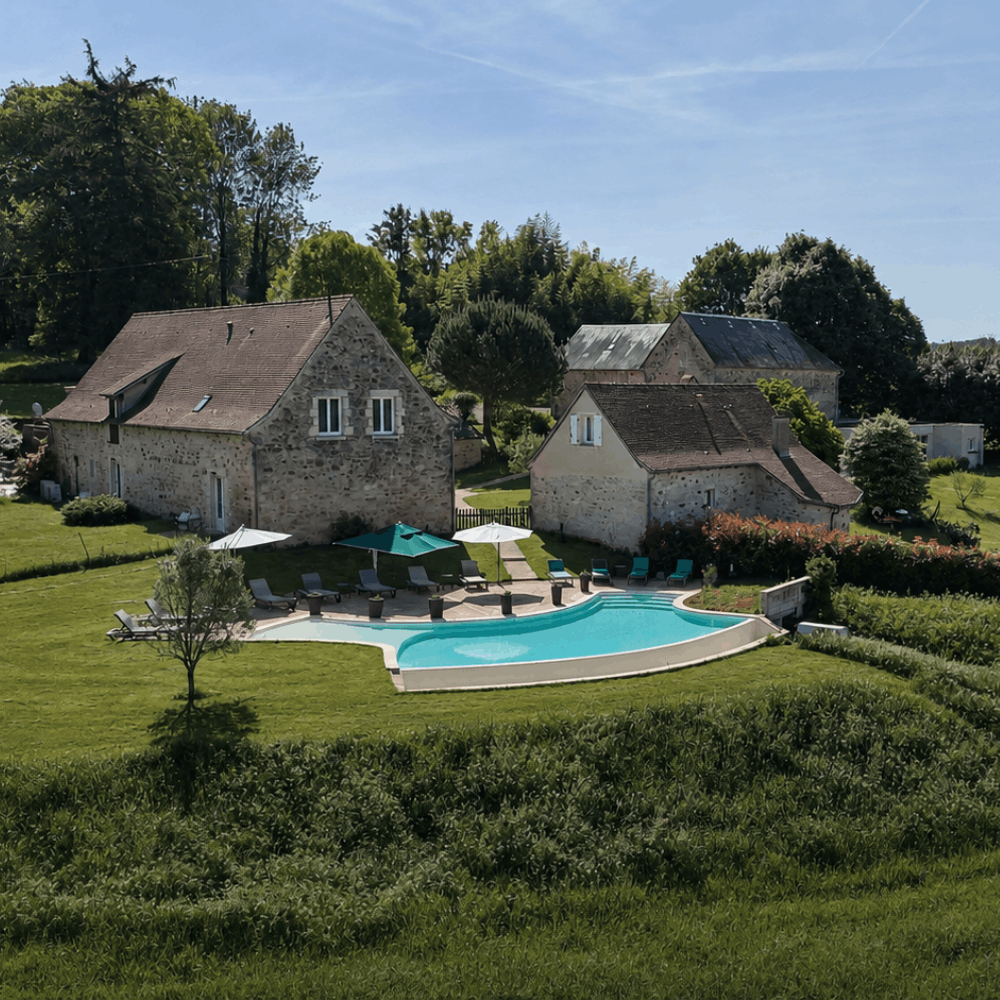 Domaine de Janis chambre rose piscine extérieur